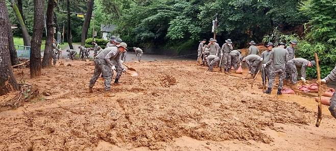 최근 사흘간 평균 500㎜의 집중호우가 쏟아진 전북 군산시에서 군부대 장병들이 도로에 유출된 토사를 치우고 있다. 연합뉴스