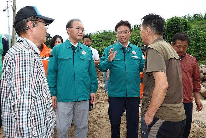 [안동=뉴시스] 윤재옥 국민의힘당 원내대표(왼쪽) 일행이 예천군 감천면 수해현장을 방문해 이철우 경북지사(오른쪽)로부터 설명을 듣고 있다. (사진=경북도 제공) 2023.07.16 *재판매 및 DB 금지