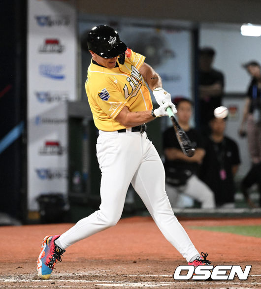 [OSEN=부산, 이대선 기자] 15일 오후 부산 사직야구장에서 2023 신한은행 SOL KBO 올스타전이 열렸다.9회초 2사 1,3루에서 나눔 올스타 뷰캐넌이 중전 적시타를 치고 있다. 2023.07.15 /sunday@osen.co.kr