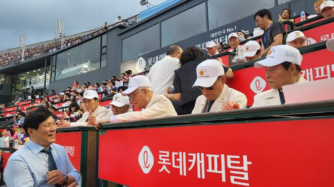 KBO는 국가보훈부와 함께 15일에 거행된 2023 신한은행 SOL KBO 올스타전에 6.25 참전 유공자를 초청하고 감사 인사를 전했다. / KBO