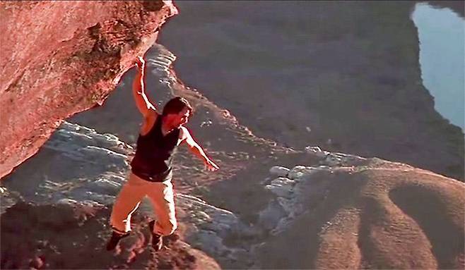 "미션 임파서블2"에서 톰 크루즈가 맨몸으로 절벽에 매달려있는 장면