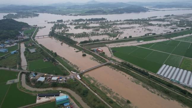 전북 익산시는 산북천 제방 붕괴 가능성으로 용안면 10개 마을 주민 630여명(373세대)이 대피하고 있다고 16일 밝혔다. 드론으로 촬영한 산북천 일대의 모습. 익산시 제공