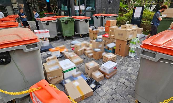 입주민과 택배기사 간 갈등에 지난 6월 경기도 성남시 중원구의 한 대단지 아파트 정문 앞에 택배가 쌓여 있는 모습. 택배노동조합 제공