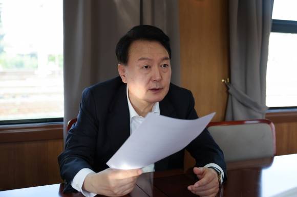 열차 내에서 호우대책회의 갖는 윤석열 대통령 - 우크라이나를 전격 방문한 윤석열 대통령이 15일(현지시간) 우크라이나 수도 키이우에서 폴란드 바르샤바로 이동하는 열차 내에서 호우대책회의를 갖고 있다. 2023.7.16 대통령실 제공.