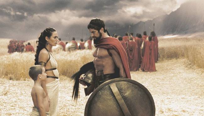 레오니다스의 부인 고르고는 죽은 선왕인 형의 딸로 조카가 된다. 조카인 부인과 어린 아들을 두고 전장에 나가는 길에도 감상적인 이별 인사는 없다. 나약함은 스파르타 전사에게 사치이므로. [워너브라더스]