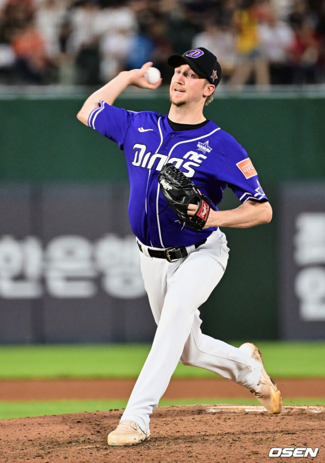 NC 에릭 페디가 15일 부산 사직야구장에서 열린 2023 KBO 올스타전에 서 6회 초 투구하고 있다.