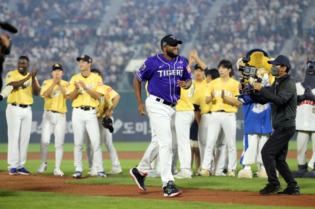 소크라테스 브리토(가운데)가 15일 부산 사직야구장에서 열린 2023 KBO 올스타전에서 우수타자상 수상을 위해 웃음과 함께 달려 나가고 있다. 이날 소크라테스는 4타수 2안타(1홈런) 3타점 1득점으로 맹활약했다. /사진=KIA 타이거즈