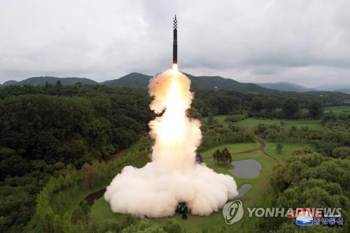 북한이 공개한 ICBM 화성-18형 발사 장면 [평양 조선중앙통신=연합뉴스. 국내에서만 사용가능. 재배포 금지. For Use Only in the Republic of Korea. No Redistribution]