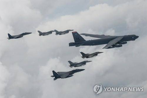 한미 연합공중훈련...B-52H 전략폭격기 한반도 전개 [연합뉴스 자료사진. 합참 제공]