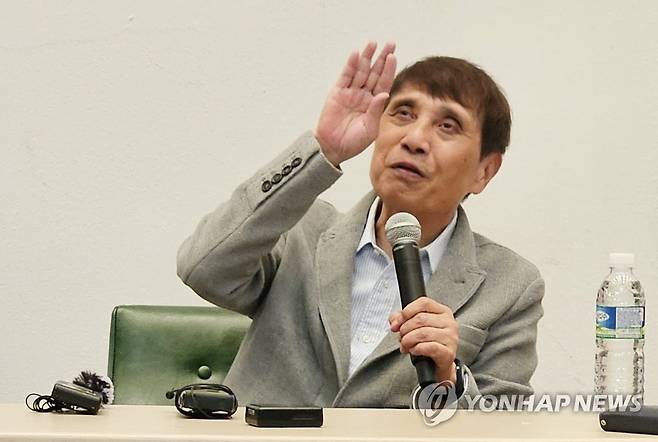 기자들 질문에 답하는 건축가 안도 다다오 (서울=연합뉴스) 송정은 기자 = 세계적인 건축가 안도 다다오가 15일 오후 서울 서대문구 이화여대 대강당에서 '가능성은 스스로 만든다'를 주제로 건축 강연회를 마친 뒤 취재진과 간담회를 하고 있다. 2023.7.15 sje@yna.co.kr