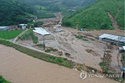 집중 호우로 사라진 우사    (예천=연합뉴스) 윤관식 기자 = 15일 오후 경북 예천 은풍면 한 우사가 집중호우로 인한 산사태에 흔적도 없이 쓸려 내려간 모습. 2023.7.15 psik@yna.co.kr(끝)