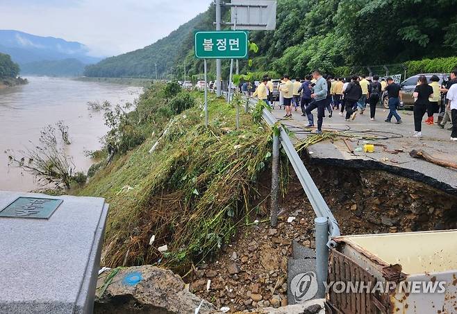 비피해 입은 괴산 조곡교 (괴산=연합뉴스) 김철선 기자 = 16일 충북 괴산군 조곡교 수해현장 모습. 2023.7.16 kcs@yna.co.kr