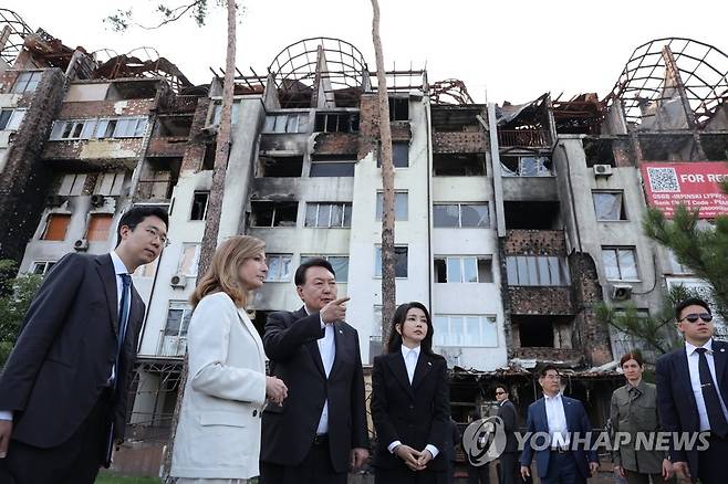 전시 우크라이나 전격 방문한 윤석열 대통령 (키이우=연합뉴스) 임헌정 기자 = 폴란드 수도 바르샤바에서 국빈급 공식 방문 일정을 마치고 우크라이나를 전격 방문한 윤석열 대통령과 김건희 여사가 15일(현지시간) 키이우 인근의 이르핀 민가 폭격 현장을 방문하고 있다. 윤 대통령은 이후 볼로디미르 젤렌스키 대통령과 정상회담을 열어 인도적 구호품을 포함한 지원 방안 등을 논의할 예정이다. 2023.7.15 [대통령실 제공. 재판매 및 DB 금지] kane@yna.co.kr