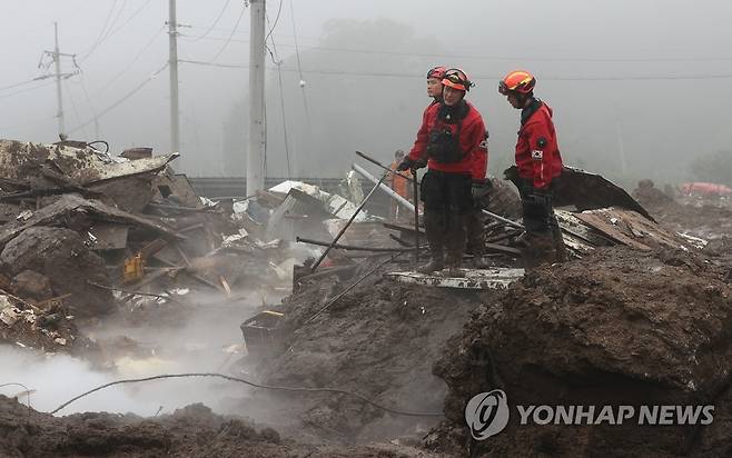 산사태 진창에서 계속되는 수색 (예천=연합뉴스) 윤관식 기자 = 16일 오전 경북 예천군 백석리 산사태 현장에서 구조 대원과 수색견이 발이 푹푹 빠지는 진창에서 수색을 계속하고 있다.
    이 마을에서는 산사태로 주택 5가구가 매몰돼 사망자 3명, 실종자 2명이 발생했다. 2023.7.16 psik@yna.co.kr