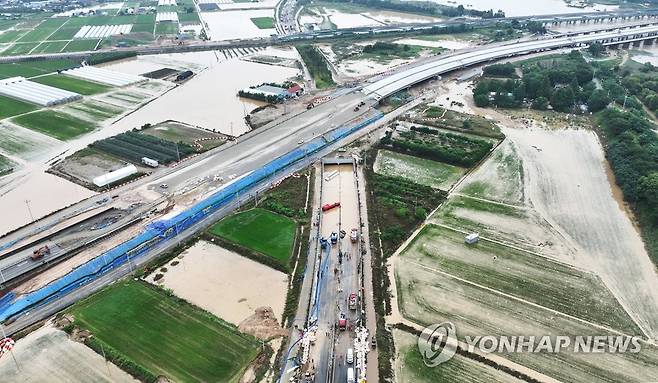 황톳빛으로 변한 오송읍 궁평2지하차도 주변 (청주=연합뉴스) 김주형 기자 = 16일 미호천 제방 유실로 침수된 충북 청주시 오송읍 궁평2지하차도에서 119 구조대원들이 실종자 수색을 하고 있다.  2023.7.16 kjhpress@yna.co.kr