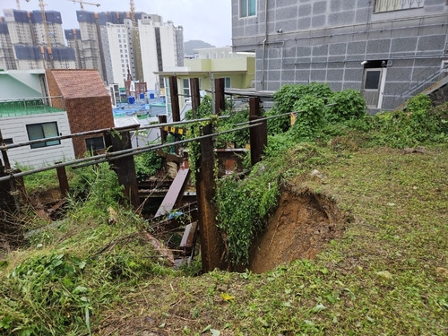 강한 비로 토사 흘러내린 현장 [부산소방재난본부 제공. 재판매 및 DB금지]