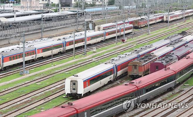 무궁화호·새마을호, 오늘까지 운행중단 (서울=연합뉴스) 신준희 기자 = 폭우로 충북 청주에서 열차 탈선사고가 일어나 16일까지 무궁화호와 새마을호 모든 열차 운행이 중단됐다. 
    이날 오후 한국철도공사 서울차량사업소 인근에 열차들이 정차해 있다. 2023.7.16 hama@yna.co.kr