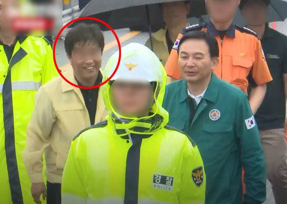 충북도청 한 간부 공무원이 많은 사상자를 낸 청주 오송 지하차도 침수 참사 현장에서 웃음을 보여 논란이 되고 있다. (사진=SNS 캡처)