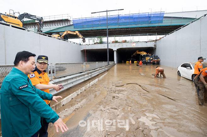 원희룡 국토교통부 장관이 지난 16일 충북 청주시 오송읍 궁평2 지하차도 침수사고 현장을 방문해 서정일 청주서부소방서장으로부터 침수피해 현황과 복구 상황을 보고받고 있다. (사진=국토부 제공)