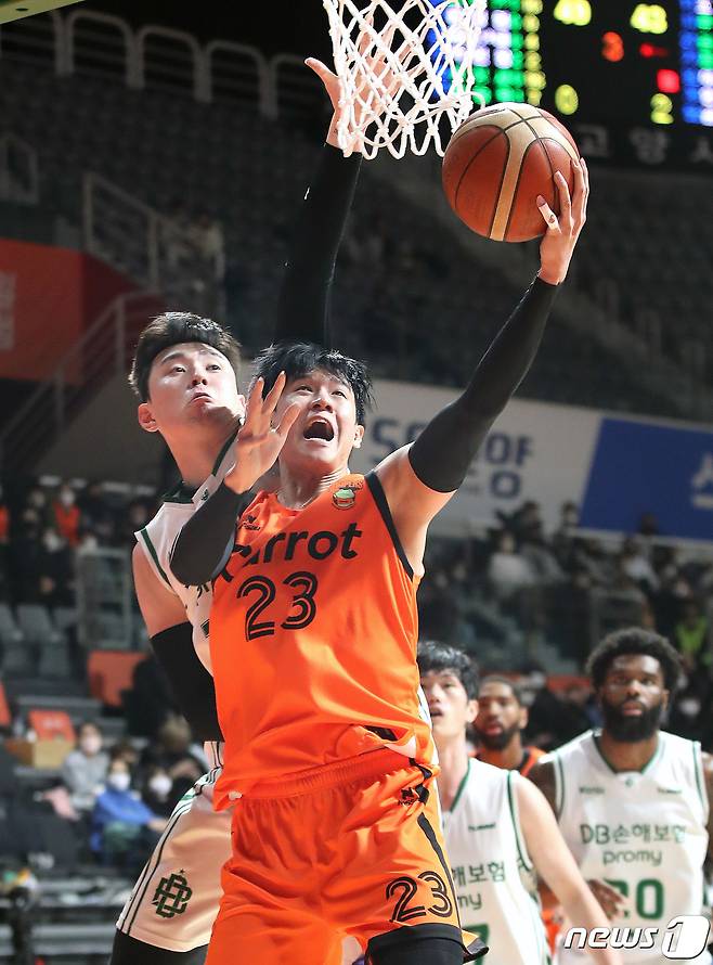 19일 오후 경기도 고양시 고양체육관에서 열린 'SKT 에이닷 프로농구 2022-2023 KBL' 고양 캐롯 점퍼스와 원주 DB 프로미의 경기에서 캐롯 전성현이 슛을 하고 있다. 2023.1.19/뉴스1 ⓒ News1 임세영 기자