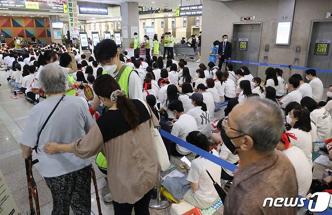 경기지역 일부 병원이 지난주 총파업에 이어 내주에도 개별 파업에 나선 17일 오전 경기 수원시 영통구 아주대학교병원 로비에서 조합원들이 전면 파업 출정식을 하고 있다.  2023.7.17/뉴스1 ⓒ News1 김영운 기자