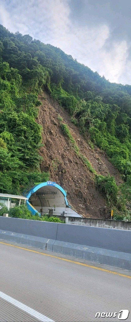 충북 보은군 산외면 봉계터널 일대  산사태 현장 모습. (독자 제공) /뉴스1