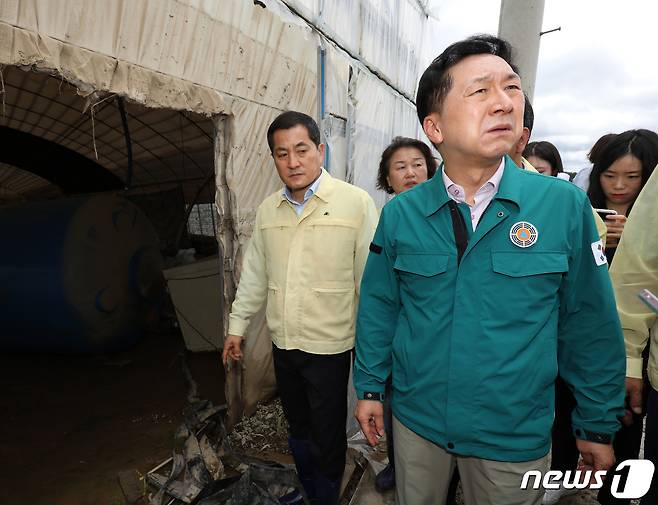 김기현 국민의힘 대표가 17일 충남 청양군 청남면 일대 폭우 침수현장을 찾아 피해상황을 살펴보고 있다. 2023.7.17/뉴스1 ⓒ News1 송원영 기자