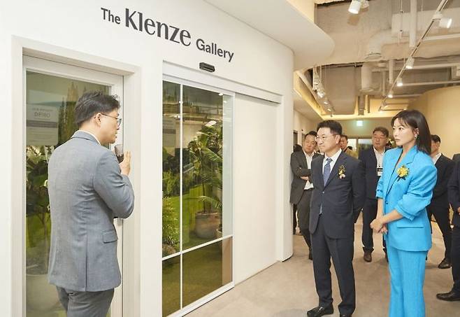 정재훈 KCC 대표(가운데)가 클렌체 모델인 배우 김희선(오른쪽)과 'The Klenze Gallery'에서 KCC 창호 제품 설명을 듣고 있다.