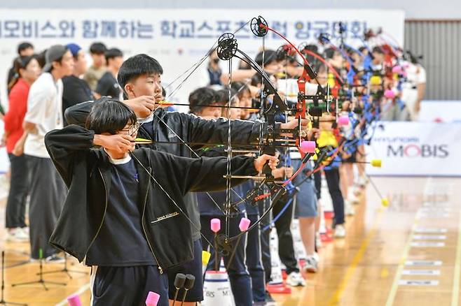 충남 천안 남서울대학교에서 열린 ‘2023 현대모비스와 함께 하는 학교 스포츠클럽 양궁대회’에서 참가 클럽 학생들이 경기를 진행하고 있다. ⓒ현대모비스