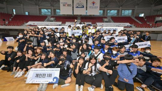 충남 천안 남서울대학교에서 열린 '2023 현대모비스와 함께 하는 학교 스포츠클럽 양궁대회' 참가 학생들이 기념사진을 찍고 있다. 현대모비스 제공