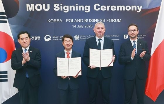 이창양 산업부 장관, 나승식 한국자동차연구원 원장, 마리우스 말리노프스키 바르샤바공대 부총장, 발데마르 부다 폴란드 경제개발기술부 장관(왼쪽부터)이 기념촬영을 하고 있다.