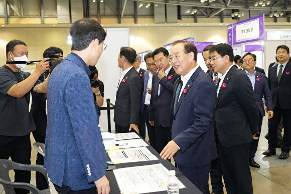 14일 하윤수 부산광역시교육감이 부산광역시 벡스코에서 진행된 ‘2023 대입상담캠프 개막식’에 참석해 전시장을 둘러보고 있다. [사진=부산광역시교육청]