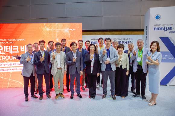 '스타인테크 바이오 시즌2'에 참가한 TOP5 팀과 멘토단, 심사위원단이 지난 14일 서울 코엑스에서 열린 '파이널 라운드' 후 기념 촬영을 하고 있다. [사진=법무법인 디라이트]