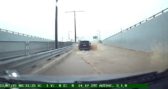 오전 8시31분25초. 오르막을 올라 지하차로를 빠져나온 직후. 타이어가 약 3분일 1정도 잠길 정도다. 사진 유튜부 캡처