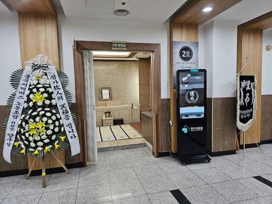 '오송 지하차도' 침수 사고 희생자 중 한 명인 747번 버스 기사 이모(58)씨의 빈소가 17일 오전 청주의료원 장례식장에 마련되고 있다. 이씨는 이날 오전 1시 25분쯤 궁평2지하차도 사고 현장에서 숨진 채 발견됐다. 이찬규 기자