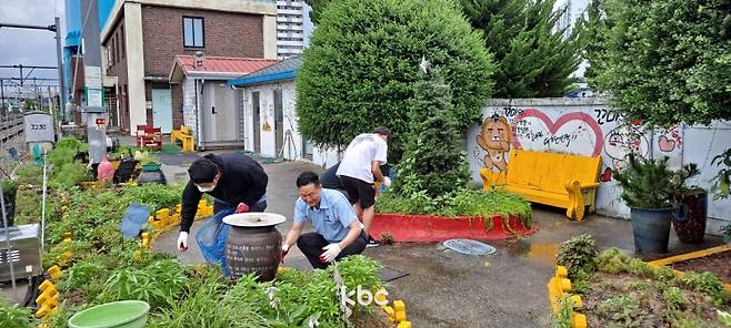 ▲6기 홍보단원들이 간담회를 마친 후 나광선 역장과 함께 역 구내 정원에서 환경정비 활동을 하고 있다. 사진: 필자 촬영