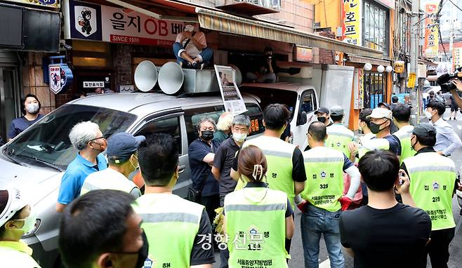 서울 중구 을지로3가 일대 일명 ‘노가리 골목’의 터줏대감 ‘을지OB베어’에 대한 부동산 강제집행이 23일 오전 시도 됐다. 맨 왼쪽 흰색머리 남성이 김종일 위원장./ 김기남 기자 kknphoto@kyunghyang.com