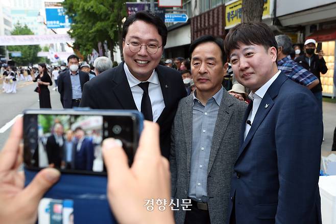 천하람 국민의힘 전남 순천갑 당협위원장(사진 왼쪽)과 이준석  전 국민의힘 대표가 지난 5월17일 광주 동구 금남로에서 열린 5·18 민주화운동 43주년 전야제에 참석해 시민의 기념사진 촬영 요구에 응하고 있다. 권도현 기자