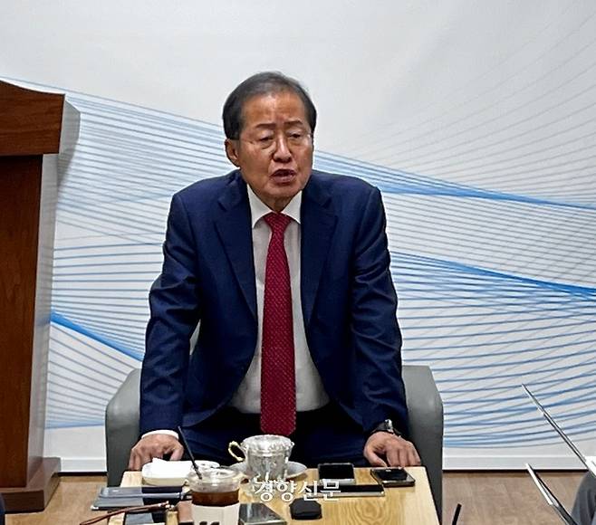 홍준표 대구시장이 지난 5월30일 대구시청 동인청사 기자실을 찾아 기자들의 질문에 답하고 있다. 백경열 기자