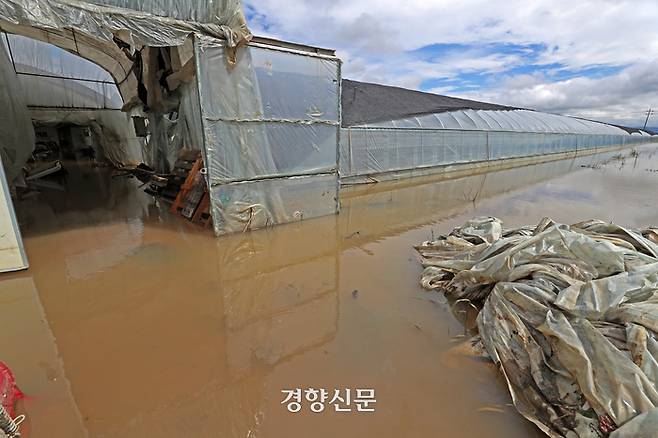 집중호우로 논산천 제방이 붕괴된 가운데 17일 충남 논산 성동면 원봉리 일대가 침수돼 있다. 조태형 기자