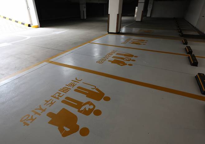 Women-only parking spaces changed to "family friendly" spaces in Seoul. (Yonhap)