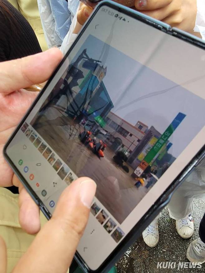 정진석 국민의힘 의원이 17일 기자들에게 자신이 찍은 충남 공주 주택가의 수해 현장을 보여주고 있다. 사진=안소현 기자