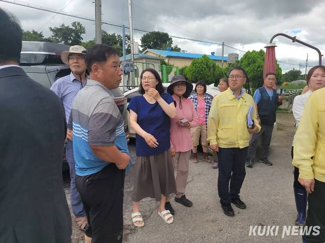 17일 충남 청양군민들이 김기현 국민의힘 대표가 자리를 떠나자 불만을 전하고 있다.   사진=안소현 기자 