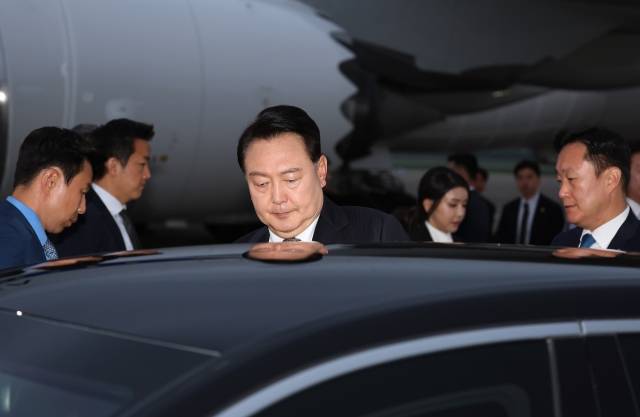 리투아니아·폴란드·우크라이나 순방을 마친 윤석열 대통령이 17일 성남 서울공항을 통해 귀국해 차량에 탑승하고 있다. 연합뉴스