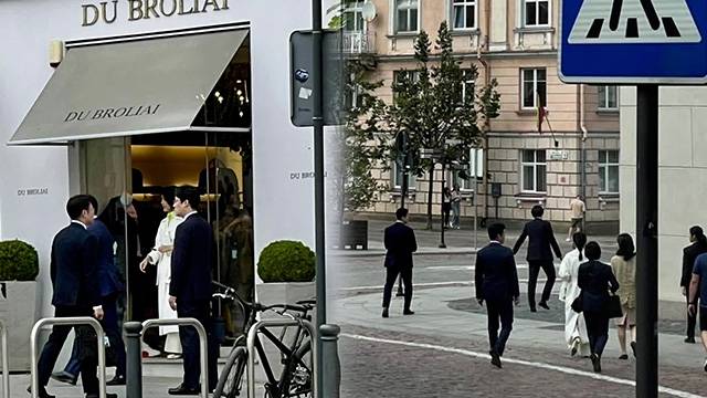 윤석열 대통령의 부인 김건희 여사가 12일(현지시간) 리투아니아 수도 빌뉴스의 한 명품 편집숍을 방문한 모습. 리투아니아 매체 주모네스(Žmonės) 캡처