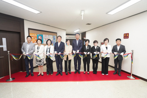 윤영미 경기도 여성가족국장과 김재균 경기도의회 여성가족평생교육위원장(더불어민주당·평택2), 김혜순 경기도여성가족재단 대표이사 등이 17일 경기도여성비전센터에서 열린 경기도 디지털성범죄피해자 원스톱지원센터 이전 개소식에 참석해 테이프 커팅식을 하고 있다. 경기도 제공