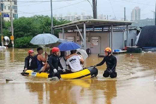 충남 공주시 다세대 주택 침수, 보트 이용해 구조작업 벌이는 119 대원들/사진=연합뉴스