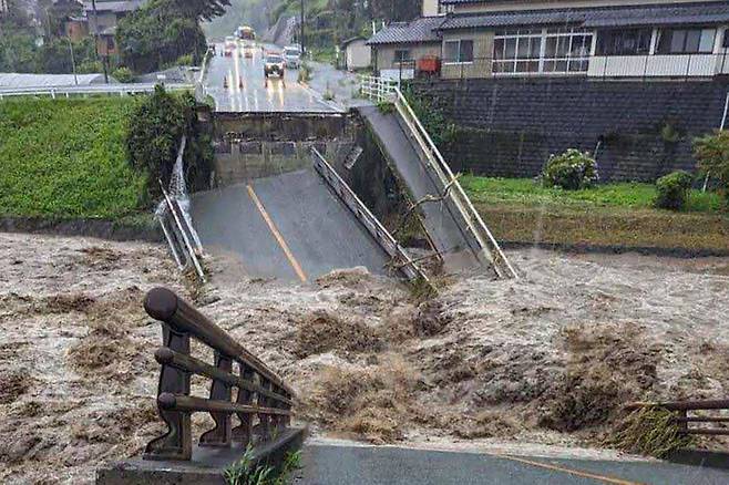 3일 일본 구마모토현에 있는 한 다리가 폭우로 무너진 모습/AFPBBNews=뉴스1