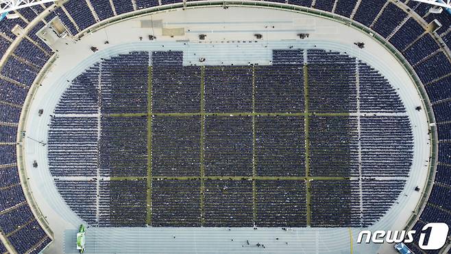 지난해 11월 20일 오후 신천지예수교 증거장막성전의 대규모 종교행사가 열린 대구 수성구 노변동 대구스타디움이 교인들로 가득 차 있다. /사진=뉴스1