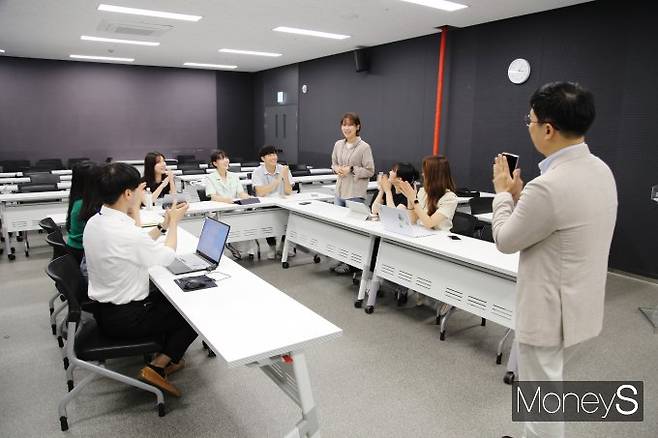 광주신세계는 오는 7월 21일까지 전남대학교에 재학중인 3~4학년 대상으로 산학연협력 현장실습을 운영한다/사진=광주신세계 제공.